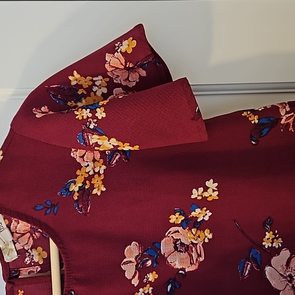 ⭐️ 2/$10 Rewind Floral Short Sleeve Top - Picture 4 of 4